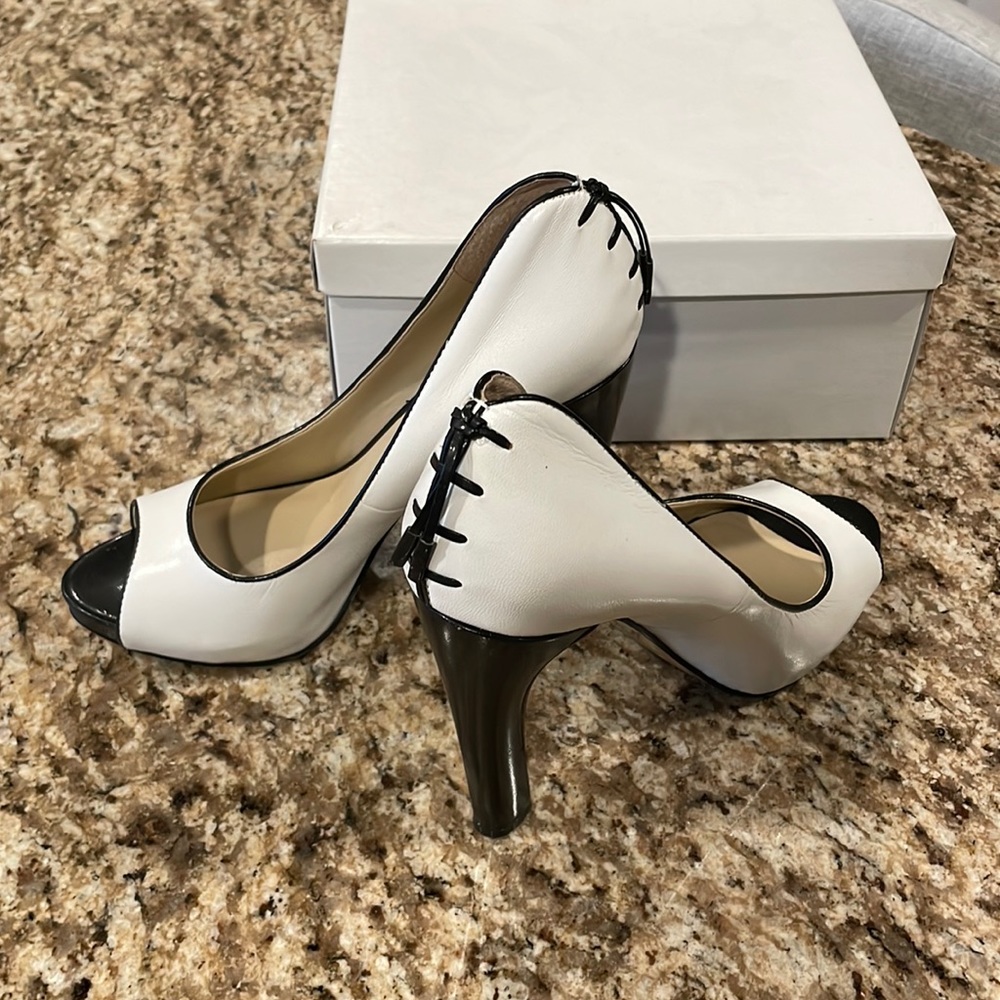 Nine West Women’s black and white open toe pumps size 8M